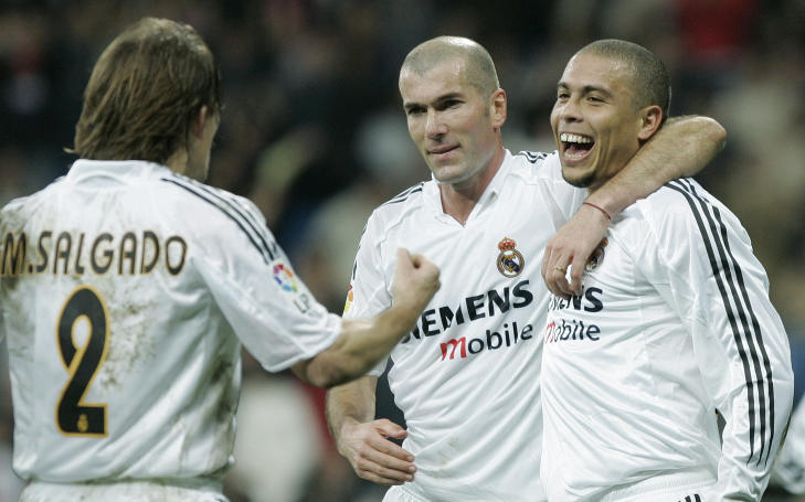 GAMLE VENNER: Ronaldo og Zinedine Zidane fra tida i Real Madrid. Her med Michel Salgado 12. desember i 2004. Foto: AP Photo/Paul White