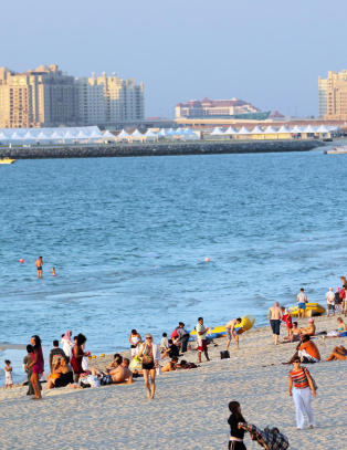 Heten er s� intens og stekende at hotellene kj�ler ned bassengene