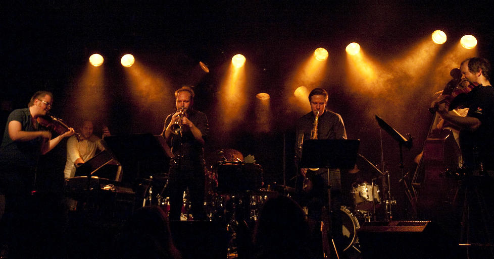 LIARBIRDS VED NOEN AV DEM: : Fra v. Ola Kvernberg, Steinar Raknes, Mathias Eick, H�kon Kornstad, Bergmund Waal Skaslien. FOTO: TERJE MOSNES