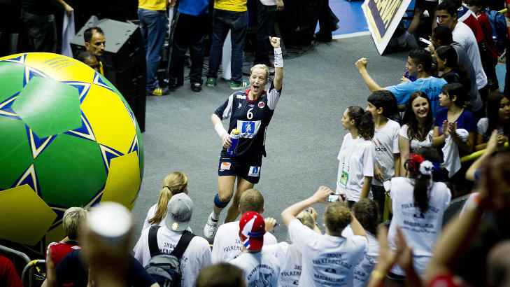FORN�YD:Heidi L�ke vinker til de norske supporterne etter kampen.  Foto: Bj�rn Langsem / Dagbladet.