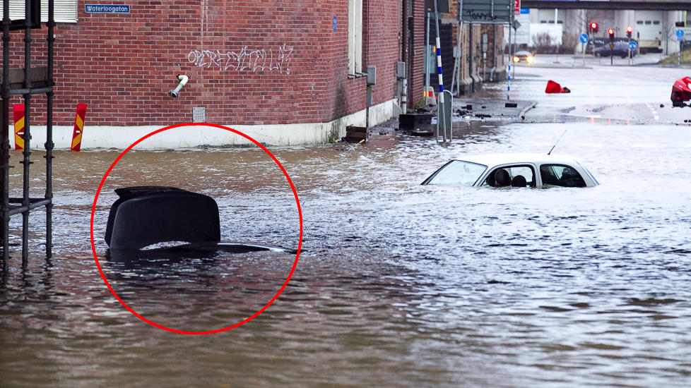 P� BEDRINGENS VEI: Kvinnen satt under vann i cirka 20 minutter f�r hun ble reddet. Uv�ret i G�teborg s�ndag f�rte til at blant annet Waterloogatan ble fylt med vann. Redningsmannskaper har opplyst til den svenske avisa Expressen at kvinnen ble funnet i bilen som er markert med r�d ring. Foto: LENNART REHNMAN/EXPRESSEN
