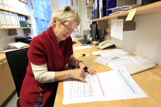 SAMMENLIGNER DNA: Avdelingsingeni�r Bente Mev�g p� sammenligner DNA-resultater mot hverandre for � finne ut hvem som har satt av spor etter at DNA-ekstraktene har g�tt igjennom elektroforeseinstrumentet hvor DNA blir lest av. Foto: Lise �serud / Scanpix