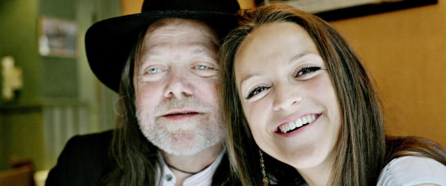 - Jeg må ringe pappa og fortelle det
