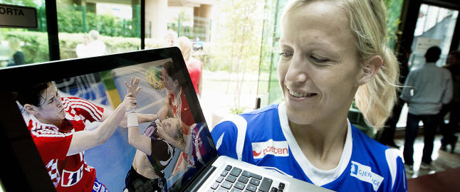 - Hæhæhæ! Herregud, de drar jo av meg sports-behåen