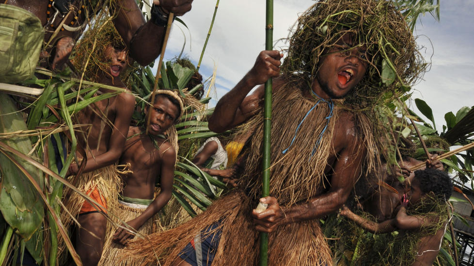 UTVIKLING: If�lge en FN-rapport lever en tredel av befolkningen p� Ny-Guinea p� samme m�te som for flere tusen �r siden. Her deltar stammefolk ved Lake Sentani i en festival som feirer deres gamle skikker. AFP PHOTO / ROMEO GACAD