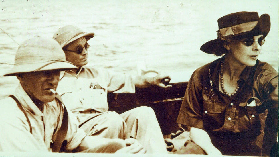 BEVEGELIG BLIKK: Joronn Sitje dr�mmer bak eller speider gjennom solbriller i en b�t p� Victoriasj�en. Foto: FRA BOKA