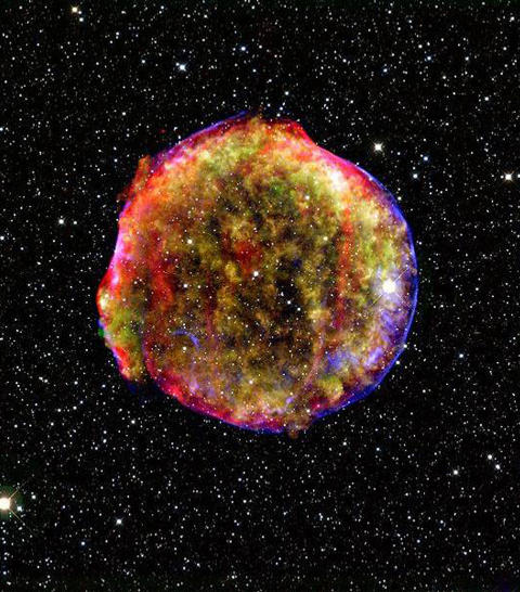 VAKKERT: Supernovaeksplosjonen var ikke bare et stilig skue, men også viktig for forskningen. Såkalte type 1A-supernovaer har en forutsigbar lysstyrke, og kan dermed brukes til å måle avstander. I tur kan dette løse viktige spørsmål innen astronomien og astrofysikken. Bildet er av restene til en annen supernova enn den som eksploderte i år. Foto: AFP PHOTO / NASA/MPIA/CALAR ALTO OBSERVATORY/OLIVER KRAUSE VAKKERT: Supernovaeksplosjonen var ikke bare et stilig skue, men også viktig for forskningen. Såkalte type 1A-supernovaer har en forutsigbar lysstyrke, og kan dermed brukes til å måle avstander. I tur kan dette løse viktige spørsmål innen astronomien og astrofysikken. Bildet er av restene til en annen supernova enn den som eksploderte i år. Foto: AFP PHOTO / NASA/MPIA/CALAR ALTO OBSERVATORY/OLIVER KRAUSE