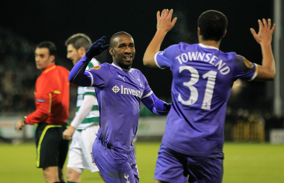 KOM TIL KORT: Tottenham - her ved Jermain Defoe (t.v.) og Andros Townsend gjorde sin del av jobben mot Shamrock Rovers, men fikk ikke den n�dvendige hjelpen av PAOK, som delte poengene med Rubin Kazan. Foto: SCANPIX / AFP PHOTO / PETER MUHLY