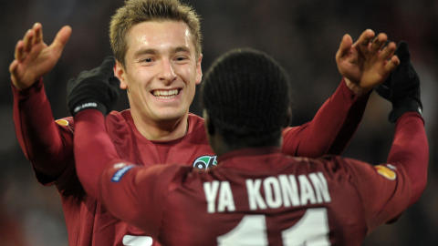 VANT UTEN MOA: Mohammed Abdellaoue satt p� benken kampen igjennom da Artur Sobiech (t.v.), Didier Ya Konan og nordmannens lagkamerater i Hannover s�rget for 3-1 seier mot Vorskla. Tyskerne var allerede videre f�r kveldens kamper.Foto: SCANPIX / AFP PHOTO / JOHANNES EISELE