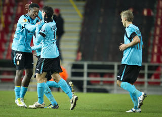 LYS I M�RKET: Liege ble tirsdag rammet av en forferdelig skytemassakre. Torsdag ga Michy Batshuayi og lagkameratene i Standard Liege byen noe � glede seg over. Foto: SCANPIX / AFP PHOTO / MARIE HALD
