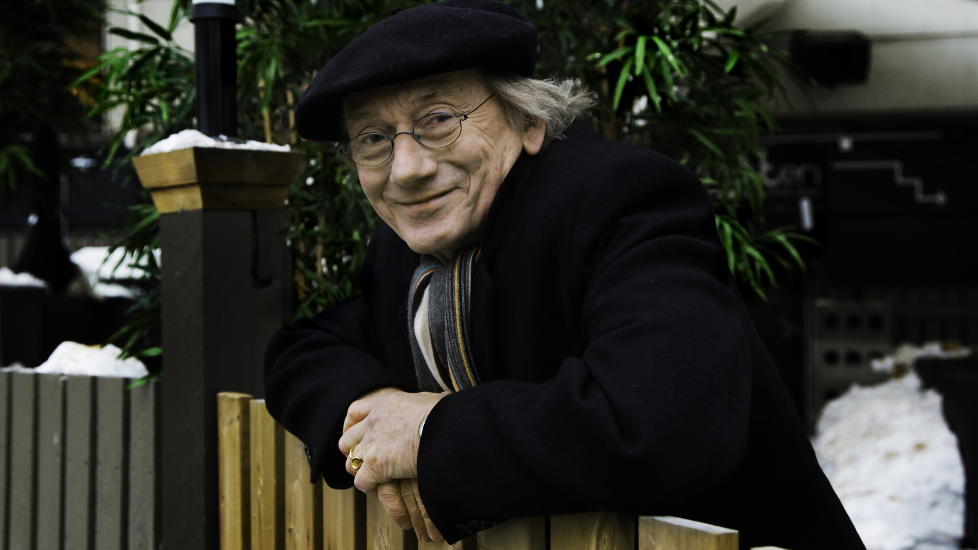 VAKKER BOK: Einar �klands nye diktsamling er mellom mukje anna ei s�rs vakker bok. Foto: Steinar Buholm