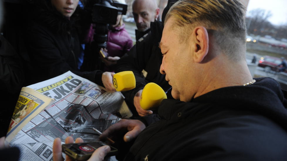 - DE ER EKTE: Mille Markovic m�tte pressen utefor rettssalen i dag. Der fikk han se Expressens sak om kongebildet som fotoeksperter plukker fra hverandre. Ekspornoklubbsjefen fastholdt at bildene er ekte. Foto: SUVAD MRKONJIC / Expressen