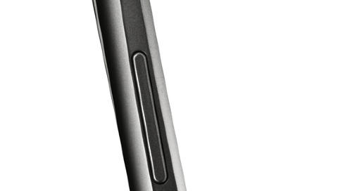 TYNN: Galaxy Nexus er bare 8,9 mm tykk, men kanskje ikke like stilren som de lekreste modellene på markedet. Foto: Samsung TYNN: Galaxy Nexus er bare 8,9 mm tykk, men kanskje ikke like stilren som de lekreste modellene på markedet. Foto: Samsung