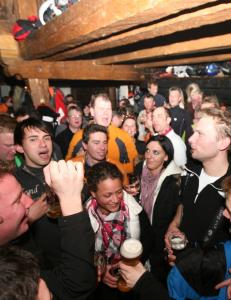 DJ-en roper �hall����� og f�r svar fra et fullstappet lokale