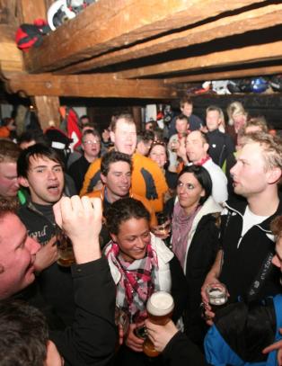 DJ-en roper �hall����� og f�r svar fra et fullstappet lokale