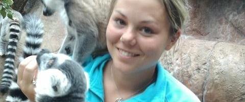 Her bader Melissa (23) i lemurer