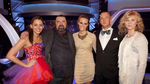 JENNY OG DOMMERNE: Marion Ravn, Hans Erik Dyvik Husby, Langlo, Gunnar Greve Pettersen og Bertine Zetlitz. Foto: Roger Fosaas/Stella Pictures