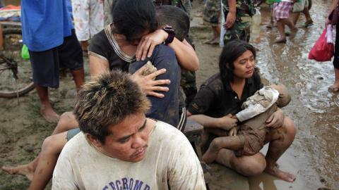  LEITER:  Innbyggere i den flomrammede byen Iligan p� �ya Mindao leiter etter savnede. FOTO:RICHEL V. UMEL, EPA/SCANPIX.