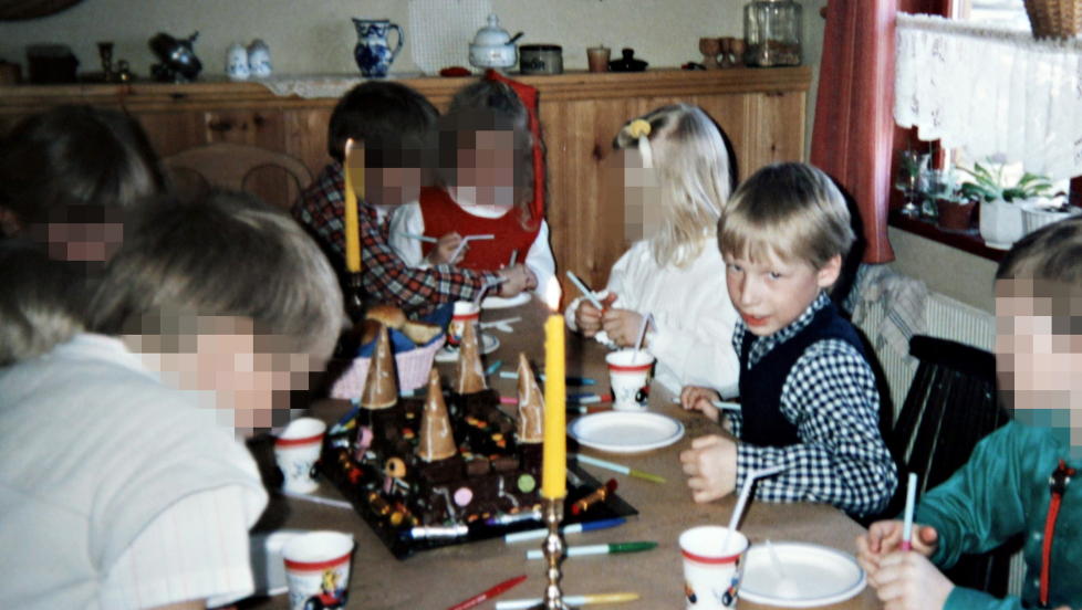 BARNEBURSDAG: Barndomsvenner av Anders Behring Breivik  beskriver ham som en vanlig, stille og litt anonym gutt. Bildet er fra et bursdagsselskap da han gikk p� barneskolen. Foto: Privat