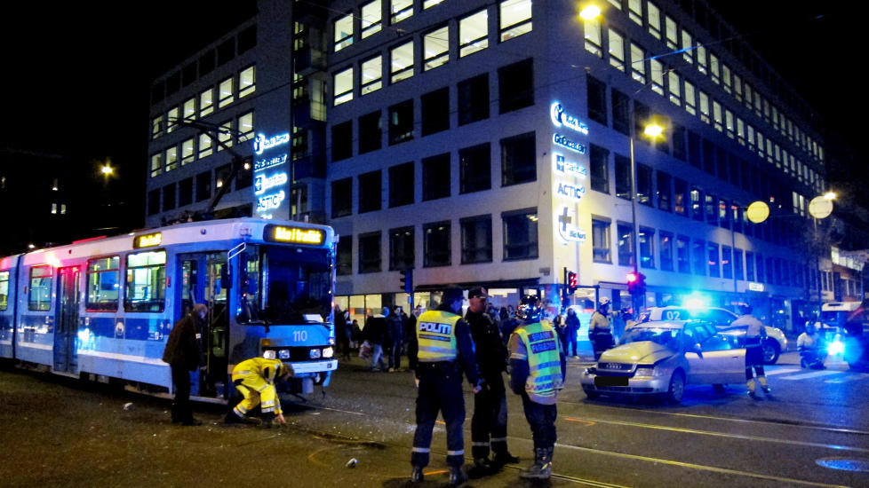  KJ�RTE P� R�DT:  Personbilen med de fem passasjerene som kolliderte med trikken tidligere i ettermiddag, skal if�lge politiet ha kj�rt p� r�dt. Foto: Erik H. Urke