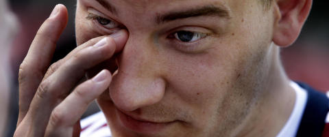 Gliste under minnemarkering - ramponerte biler og tigget pizza