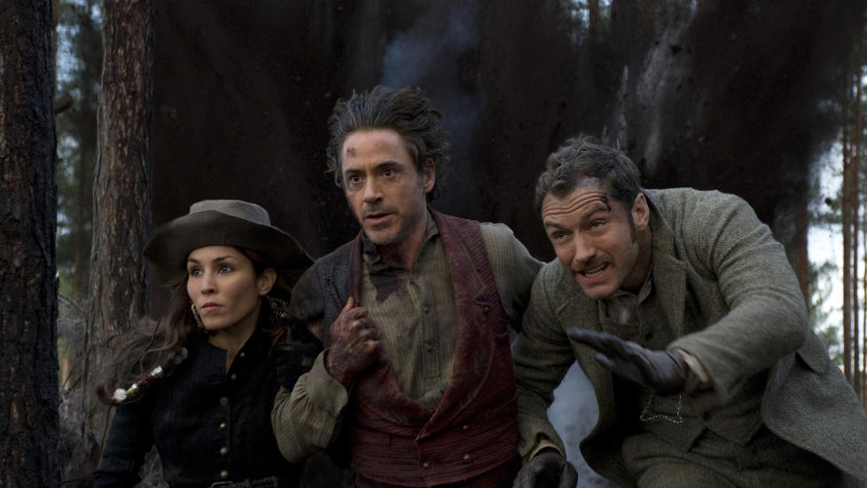 SAKTE OG HEKTISK: Noomi Rapace, Robert Downey Jr. og Jude Law r�mmer unna kuleregnet i �Sherlock Holmes: A Game of Shadows�.