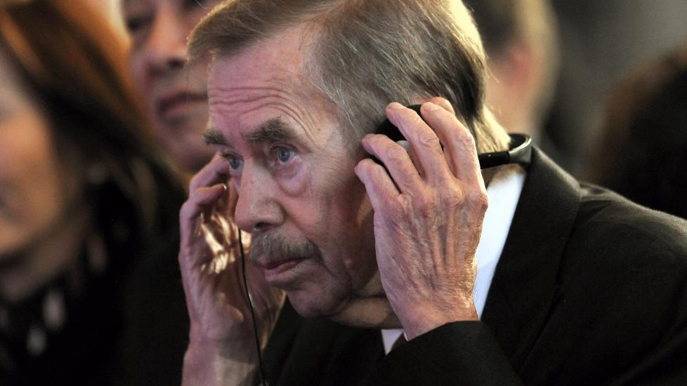  D�D:  Tsjekkias tidligere president Vaclav Havel under en av sine siste internasjonale opptredener - p� konferansen Forum 2000 i Praha 10. oktober i �r. FOTO: FILIP SINGER, EPA/SCANPIX.