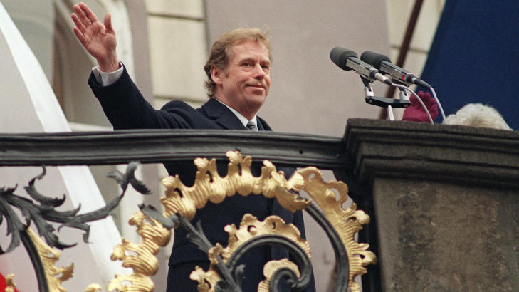  29. DESEMBER 1989:  Vaclav Havel tar i mot folkets hyllest som nyvalgt president i Tsjekkoslovakia (1989-1992). Seinere ble han president i den nye nasjonen Tsjekkia (1993 - 2003). FOTO: LUBOMIR KOTEK, AFP/SCANPIX.