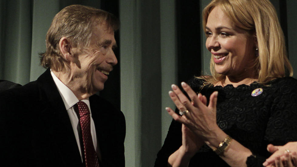  22. MARS 2011:  Vaclav Havel (75) og hans kone, skuepilleren Dagmar Havlova (58), tar i mot st�ende applaus etter premieren i Praha p� filmen Leaving, som Havel var regiss�r for. 2011. FOTO: David W Cerny, REUTERS/SCANPIX.
