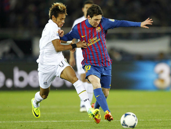 KAMP I KAMPEN: I forkant var forventningene bygget rundt duellen mellom klassespillerne Lionel Messi (Barcelona) og den 19-�rige sensasjonen Neymar (Santos). erken duellen mellom spillerne eller klubbene ble rare konkurransen. Foto: Reuters / Yuriko Nakao