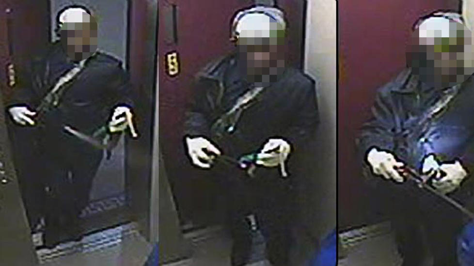 OVERV�KNINGSBILDER: Overfallet l�rdag ble fanget av to overv�knigskameraer. Politiet har frigitt bilder av gjerningsmannen.  Foto: AP/Scanpix