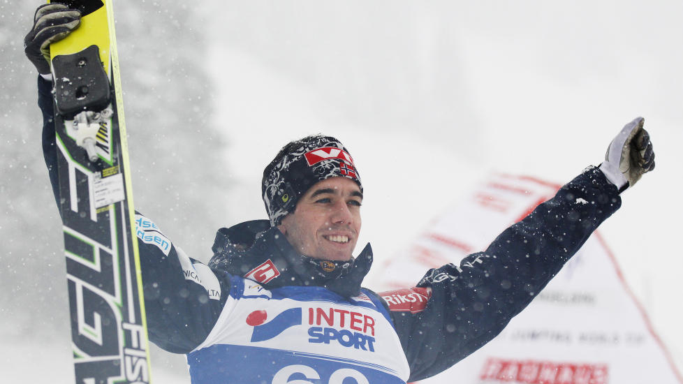 I TOPPFORM: Anders Bardal viser at han har toppformen inne foran den tysk-�sterrikske hoppuka. I s�ndagens verdenscuprenn ble han nummer tre etter solid innsats. Foto: Reuters  / Michael Buholzer