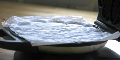 PAPIR: Legg et papir i mellom n�r du lagrer jernet. Foto: �ivind Lie