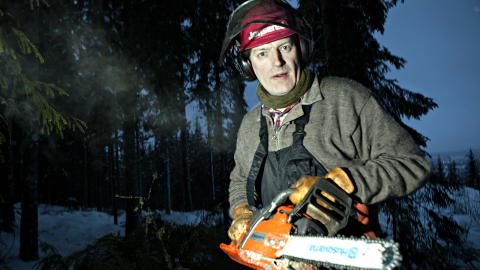 VERKTØY Mytting har god peiling på alskens redskaper som trengs i skogen. Her med en Husqvarna motorsag. Foto: Anders Grønneberg VERKTØY Mytting har god peiling på alskens redskaper som trengs i skogen. Her med en Husqvarna motorsag. Foto: Anders Grønneberg