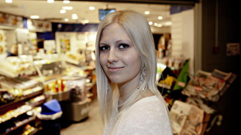 DYRT: Madeleine Holm (19) fra Kongsvinger handler p� Byporten i Oslo. Rett som det er reiser hun over svenskegrensa for � sikre seg billigere dagligvarer. Foto: Lars Eivind Bones/Dagbladet