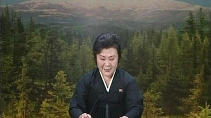 OPPL�ST I T�RER:  Kledd i svart og en flom av t�rer, annonserer en kvinne hos den statlige kringkasteren Kim Jong-il's d�d. FOTO: REUTERS/KRT