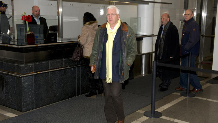  INGEN INNR�MMELSER:  Trygve Hegna p� vei inn i Oslo tingrett i dag. Bak til h�yre redakt�r Stein Ove Haugen i Hegnar Online og i midten bak Hegnars tidligere advokat, n� pensjonerte Jo Tenden. FOTO: �istein Norum Monsen/DAGBLADET.
