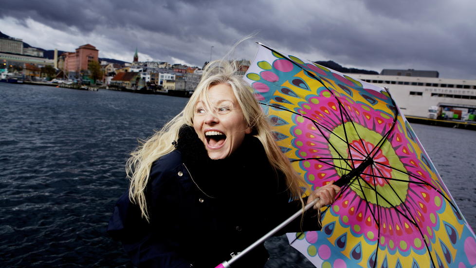 F�R JULEGAVER: � motta gaver fra fansen er ikke et nytt fenomen for TV 2-v�rmelder Eli Kari Gjengedal. Foto: Paul S. Amundsen
