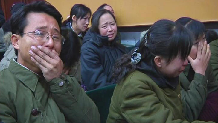 MER SORG: Ansatte i bedriften Pyongyang 326 Electric Wire Factory synes tr�stesl�se over at Kim Jong-il n� er d�d. Kim Jong-il d�de p� en togtur l�rdag, if�lge landets tv. Foto: KCNA/Reuters TV/Scanpix