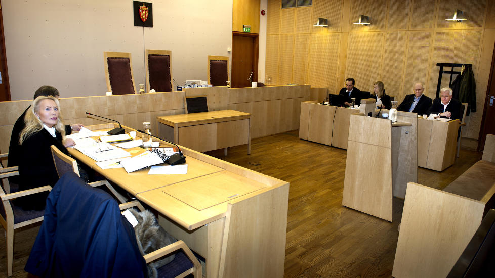  I HVERT SITT RINGHJ�RNE:  Mona H�iness og Trygve Hegnar vekslet ikke et ord sammen, verken inne i det lille rettslokalet eller utenfor. FOTO: �istein Norum Monsen / DAGBLADET