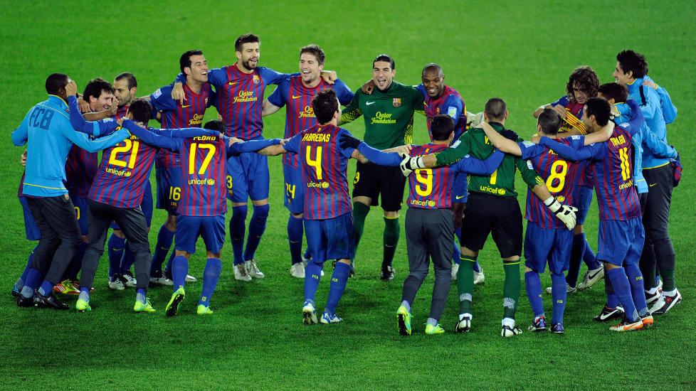 VERDENS BESTE: Barcelona-spillerne jubler etter 4-0 over Santos i VM-finalen for klubblag. Katalanerne lekte seg med brasilianerne, og underveis i oppgj�ret kunne det se ut som om de spilte i en 3-7-0-formasjon. Foto: AFP/Scanpix