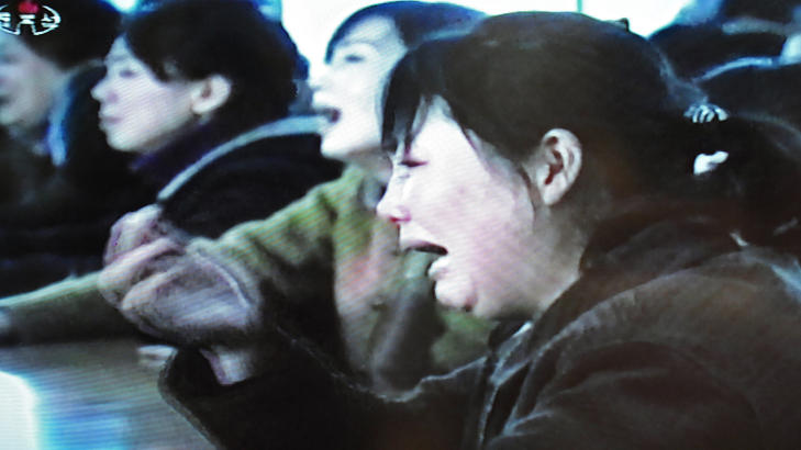 TUNG DAG: Den statlige tv-kanalen viser skuespillere som gr�ter p� et statlig teater i dag. Kanalen melder at nasjonen er i ubeskrivelig sorg etter offentliggj�ringen av Kim Jong-Ils d�d. Foto: Nordkoreansk tv/Afp/Scanpix