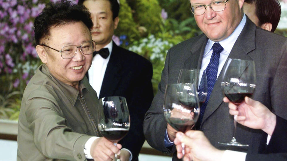 M�TTE DIKTATOREN: N� avd�de Kim Jong-il (t.v.) sk�ler i r�dvin med G�ran Persson i 2001. Foto: REUTERS/Jonas Ekstr�mer/Scanpix