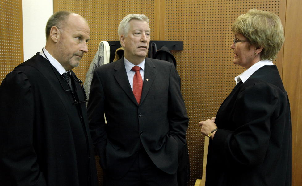 VITNET I RETTEN:  Finansminister Sigbj�rn Johnsen m�tte i retten sist uke og vitnet mot den tiltalte 44-�ringen som erkjenner at han truet Johnsen og hans familie. Foto: Steinar Buholm / Dagbladet.