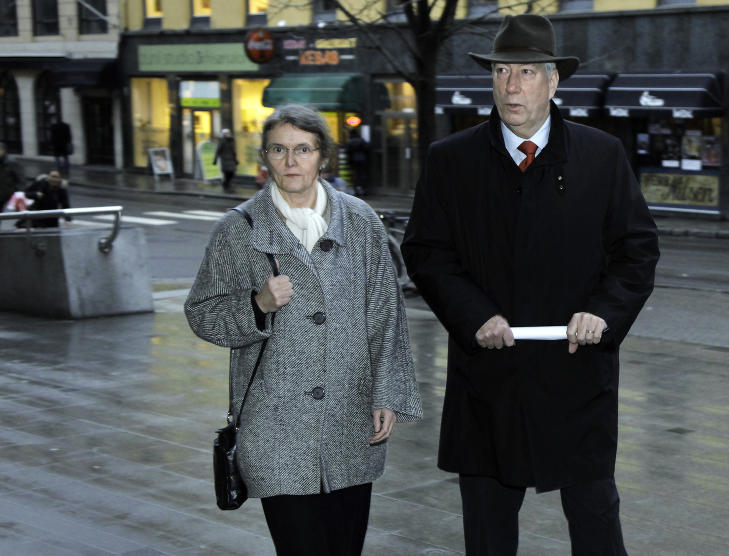 VITNET I RETTEN: Sigbj�rn Johnsen p� vei til tingretten sist uke. Til venstre er kona, Helle Johnsen.  Foto: Steinar Buholm / Dagbladet.