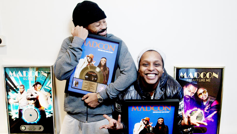 STORT �YEBLIKK: Madcon er blitt grossister i platetrofeer. Her f�r Tshawe Baqwa (t.v.) og Yosef Wolde-Mariam gull- og platina fra Tyskland og USA for henholdsvis �Beggin� (500 000 i USA), �Glow� (300 000 i Tyskland) og �Freaky Like Me� (50 000 i Tyskland). - Nesten uvirkelig. Gull i USA? Vi har solgt til gull. I USA, jubler gutta. Foto: Anita Arntzen