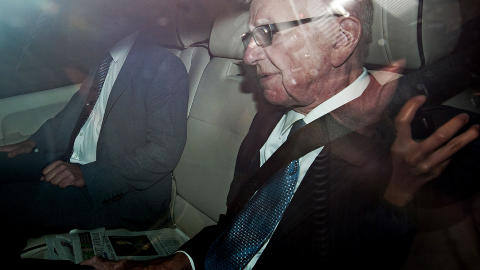 EIDE NEWS OF THE WORLD: Rupert Muroch eide den n� nedlagte storavisen News of the World. Foto: AFP PHOTO / Ki Price