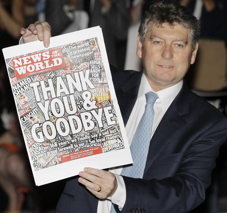 SISTE UTGAVEN: News of the World siste redakt�r Colin Myler viser frem det som ble den siste utgaven av News of the World i juli. Foto: AP Photo / Sang Tan / Scanpix