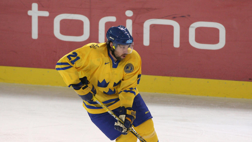 HALV MASKIN: Sveriges hockeylegende Peter Forsberg antydet at han og de andre svenske stjernene la seg mot Slovakia i 2006, for � f� en enklere vei mot OL-gull. N� beklager han uttalelsene.
Foto: SCANPIX/AFP/DON EMMERT