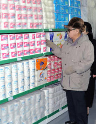 Det siste bildet: Kim Jong-il ser p� dopapir